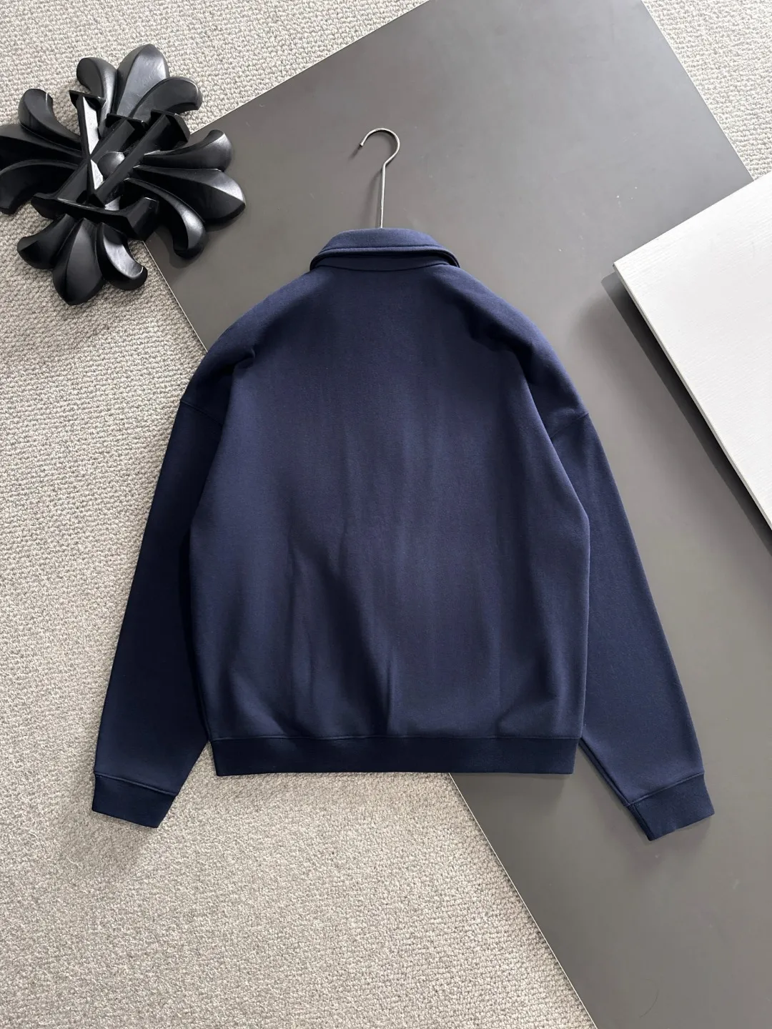 Next day shipment P460 Stone lsland/Stone Island Exclusively launches the new 25ss autumn and winter lapel zipper jacket. Many stars have the same style. The craftsmanship cannot be copied by ordinary small workshops. We are not afraid of any challenges in terms of materials, detail restoration and craftsmanship, just to provide everyone with wonderful products. Compare the top original versions at will. No expense is spared just to do better. Unique imported fabric feel. Purely imported German machine production. Precision operation and 10,000-needle density. A full set of new accessories and three standards are fully customized simultaneously. The upper body is versatile and fashionable. The perfect choice for autumn and winter. A must-have item. Size chart: S to XXL (or please state your height and weight when placing an order)
